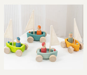 Set de Barcos de Madera con Velas y Figuras – Juguete Montessori