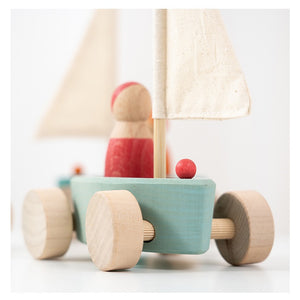 Set de Barcos de Madera con Velas y Figuras – Juguete Montessori