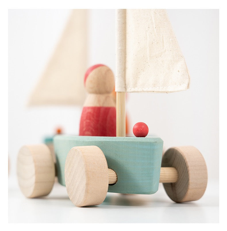 Set de Barcos de Madera con Velas y Figuras – Juguete Montessori