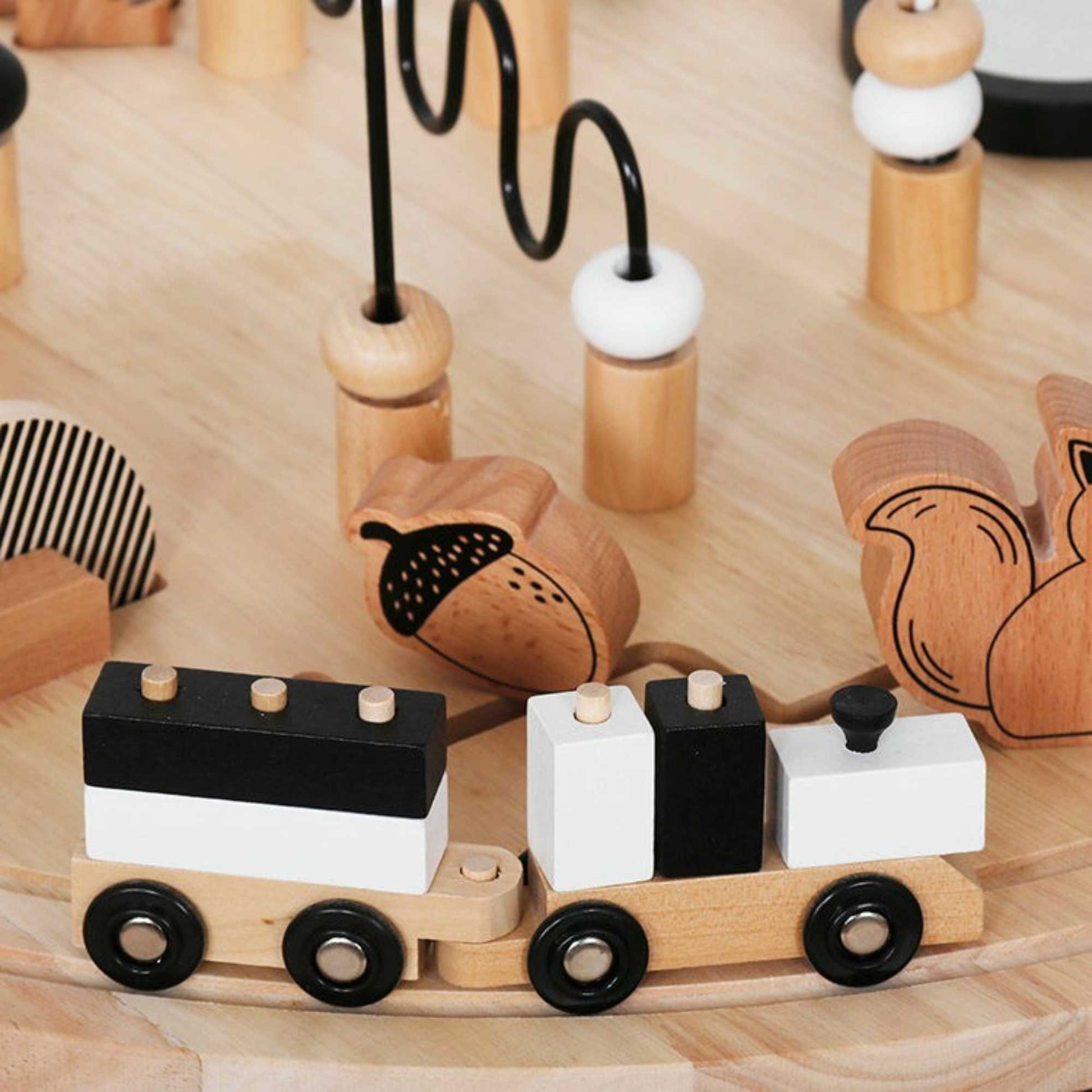 Mesa de Actividades de Montessori con Laberinto y Tren